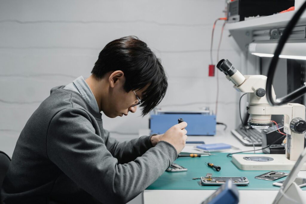 Con el Curso de Reparación de celulares, aprende el funcionamiento de los equipos móviles y cómo repararlos