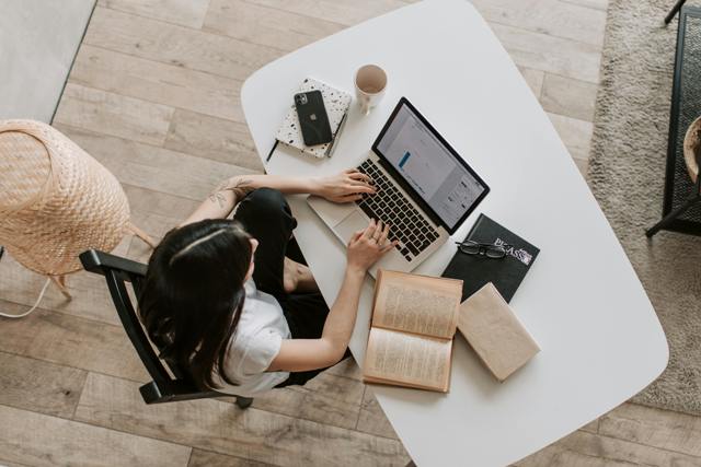 Anota tus lecciones aprendidas e infórmate sobre los contenidos posteriores de tus cursos en línea